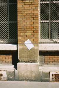 surlignage de rue : briques rue delescluzes à paris