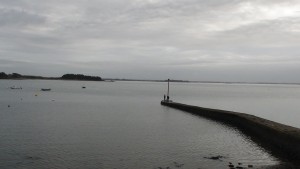 charles et émilien au bout de la jetée - photo de vacances - vue de loin