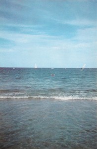 emmanuelle faisant coucou  - photo de vacances - vue de loin (carte postale un/un - recto)