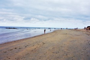 françoise et petit pierre regardant la mer - photo de vacances - vue de loin