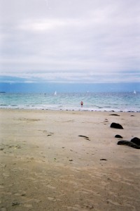henri sortant de l'eau - photo de vacances - vue de loin