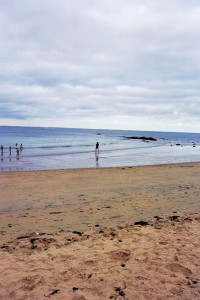 hugo sur point de se baigner - photo de vacances - vue de loin