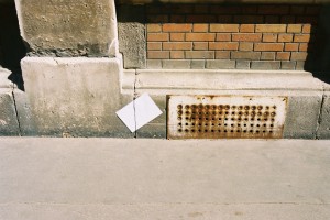 surlignage de rue : fente de mur rue delescluzes à paris