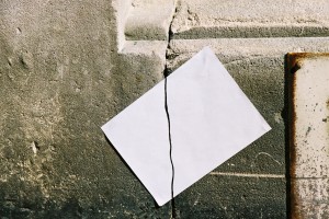 surlignage de rue : fente de mur rue delescluzes à paris