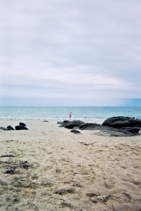 mathias hésitant au bord de l'eau - photo de vacances - vue de loin
