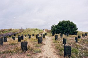pierre faisant pipi - photo de vacances - vue de loin