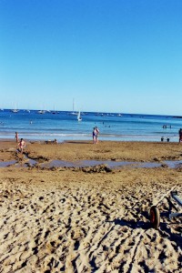 sonia et karl discutant - photo de vacances - vue de loin