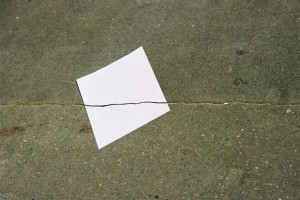 surlignage de rue : fente de trottoir rue delescluzes à paris