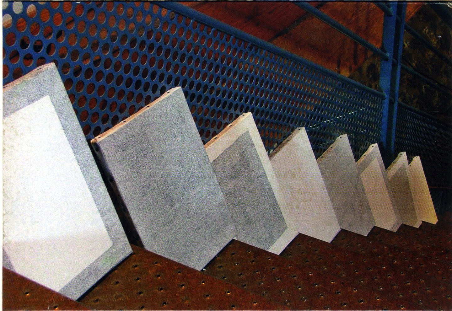 ce qui se trame dans l'escalier - escalier au vallon du villaret - exposition au vallon du villaret - http://www.levallon.fr/lart-au-vallon/lart-dans-le-vallon/